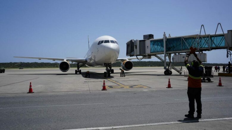 Llega a Venezuela un avión con 206 migrantes deportados desde Estados Unidos