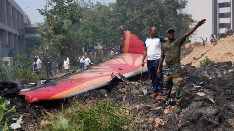 Un avión de pasajeros con más de 240 personas a bordo y con destino a Londres se estrella tras despegar en India