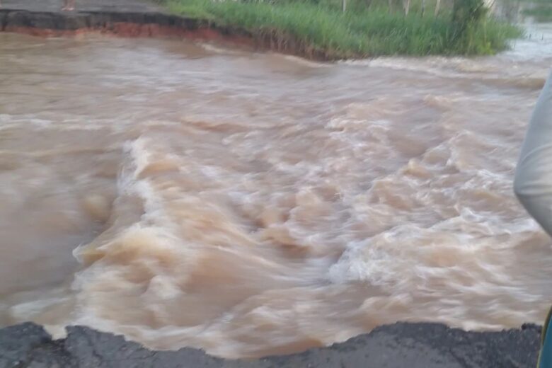 Se cae puente en Apure por desbordamiento del río Sarare