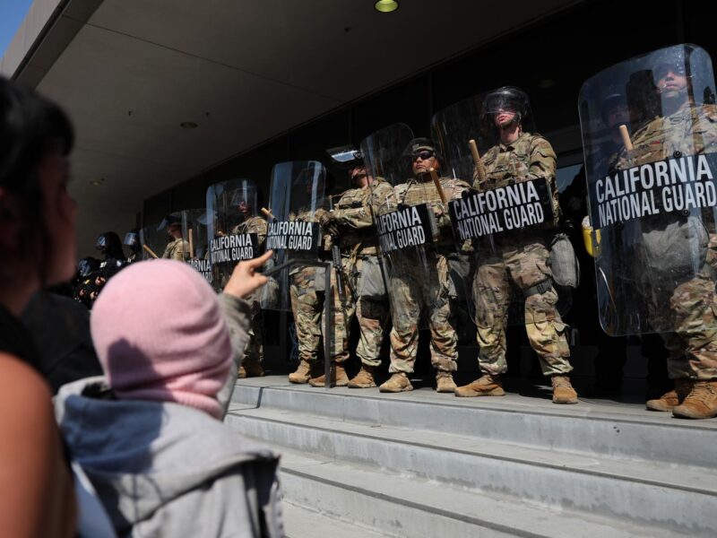 California pide a juez bloquear rápidamente despliegue de tropas de Trump en Los Ángeles