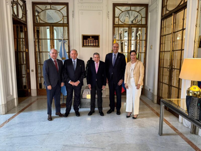 Canciller de Argentina se reúne con Edmundo González en Madrid