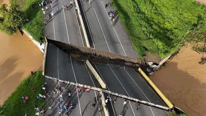 Colapso de puente en Portuguesa impide tránsito entre el centro y los andes del país