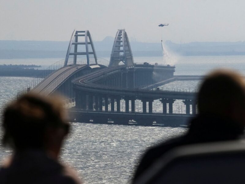 Ucrania asegura que dañó los cimientos del puente de Crimea en una operación especial
