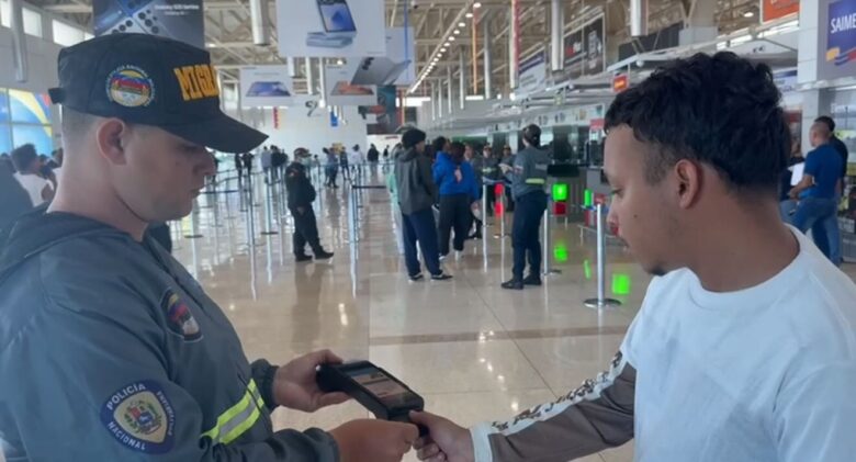 Llegan a Venezuela 201 migrantes deportados en un vuelo procedente de Texas