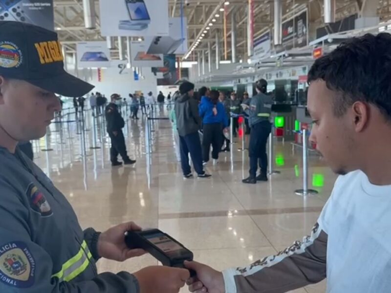 Llegan a Venezuela 201 migrantes deportados en un vuelo procedente de Texas