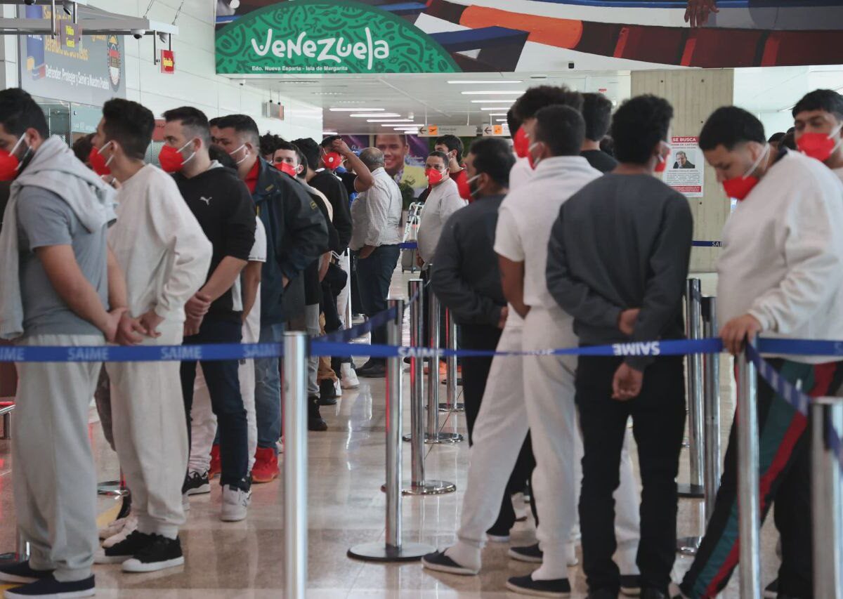 Llegan a Venezuela 205 migrantes en un vuelo desde Honduras