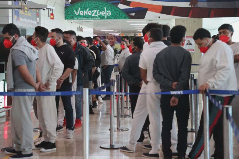 Llegan a Venezuela 205 migrantes en un vuelo desde Honduras