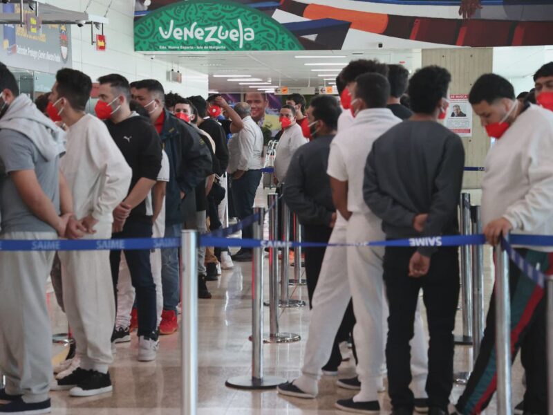 Llegan a Venezuela 205 migrantes en un vuelo desde Honduras
