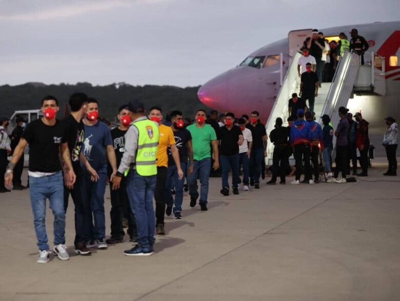 Llegan a Caracas 252 migrantes venezolanos que estaban detenidos en El Salvador