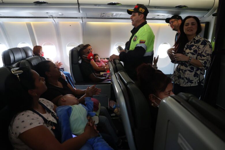 Llegan a Venezuela 319 migrantes en un vuelo de repatriación desde México