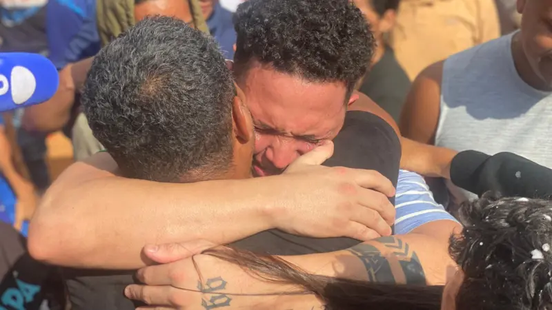 "Es un infierno lo que vivimos": un barrio de Venezuela festeja el regreso de 4 repatriados entre denuncias de abusos en el CECOT