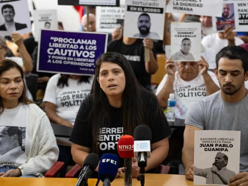 Presencia del Cicpc se mantiene a las afueras de residencia de Andreína Baduel