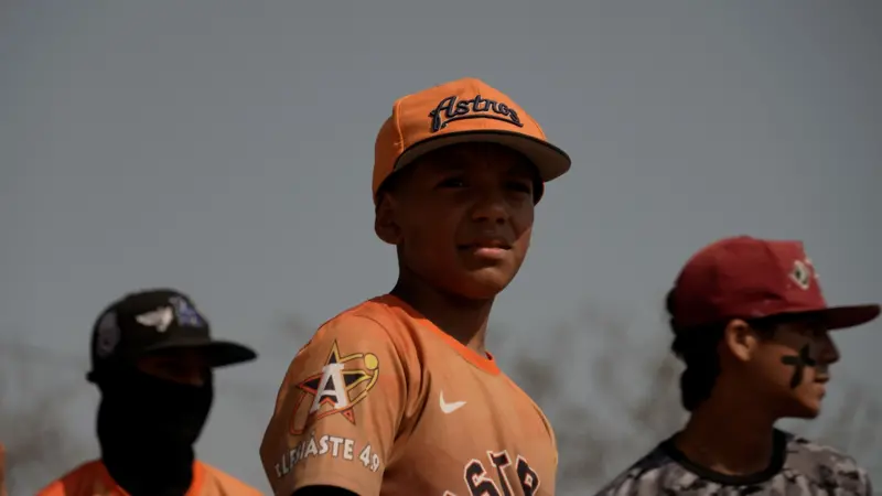 Cómo los niños migrantes venezolanos en Perú están utilizando el béisbol para reconectarse con su país