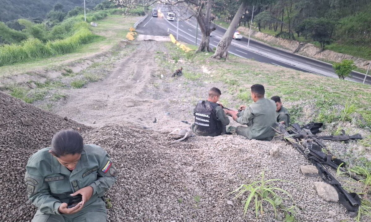 29 guardias nacionales resultan heridos al precipitarse autobús en la bajada de Tazón