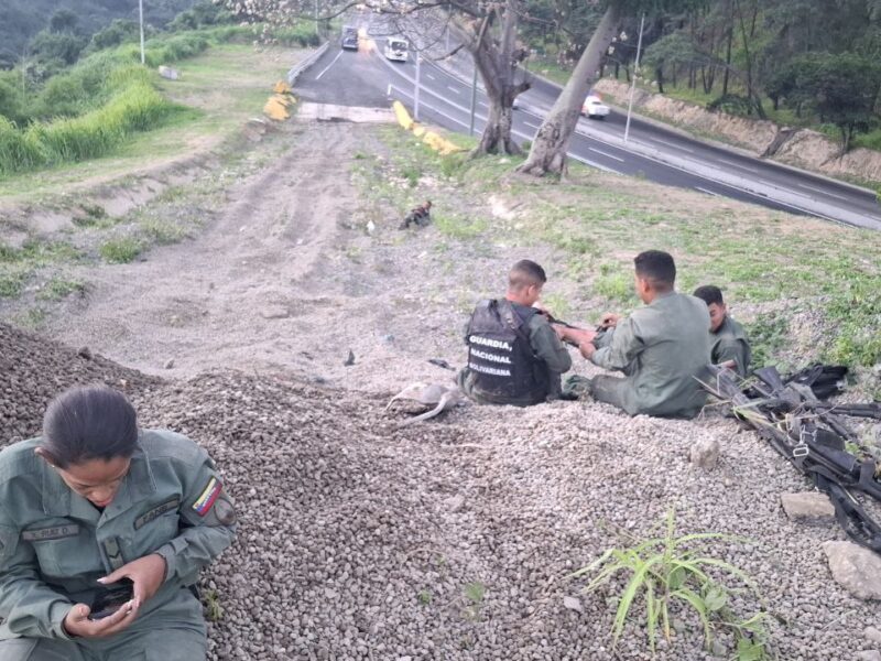 29 guardias nacionales resultan heridos al precipitarse autobús en la bajada de Tazón
