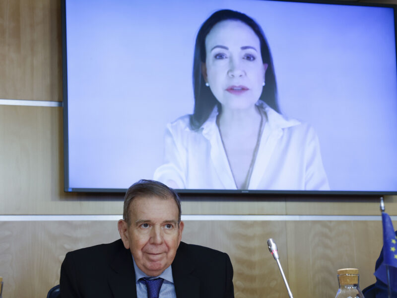La oposición advierte, tras las excarcelaciones, que en Venezuela "faltan mil por liberar"