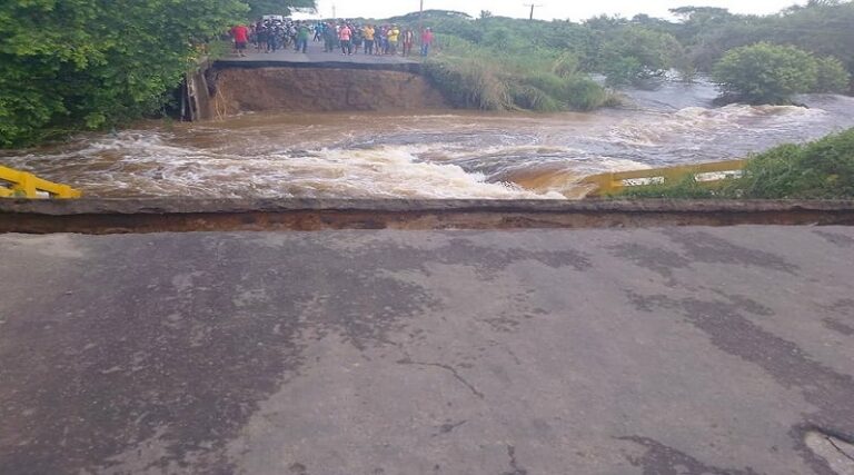 Colapsa un puente en Apure tras fuertes lluvias del fin de semana