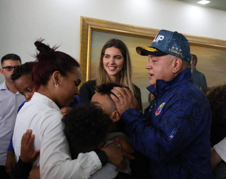 Cabello recibe a otros siete niños que estaban "secuestrados" en Estados Unidos