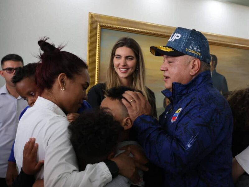 Cabello recibe a otros siete niños que estaban "secuestrados" en Estados Unidos