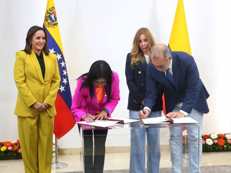 Venezuela y Colombia firman memorando para crear la primera zona económica binacional