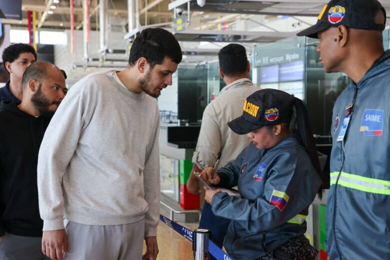 Venezuela recibe a 110 migrantes que llegaron en un vuelo procedente de Texas