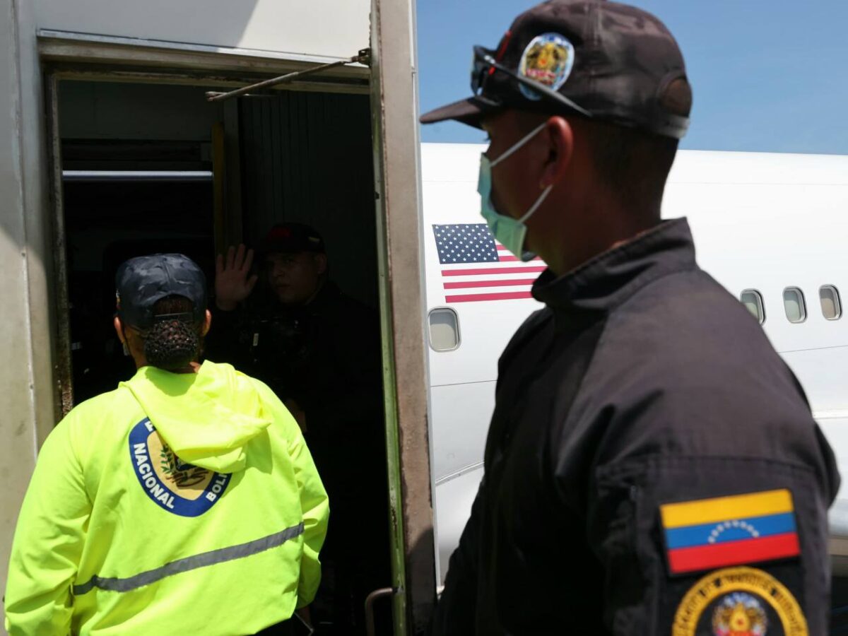 Regresan a Venezuela 158 migrantes en un vuelo procedente de Texas
