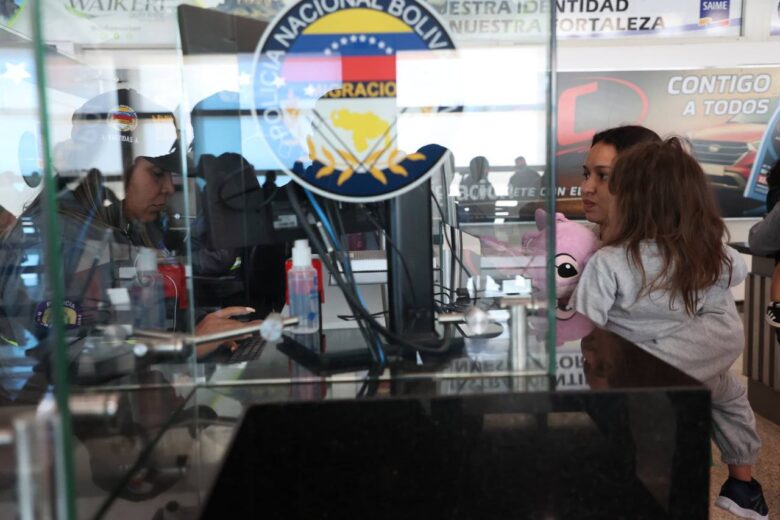Un grupo de 207 migrantes llega a Venezuela en un vuelo de deportación procedente de Texas