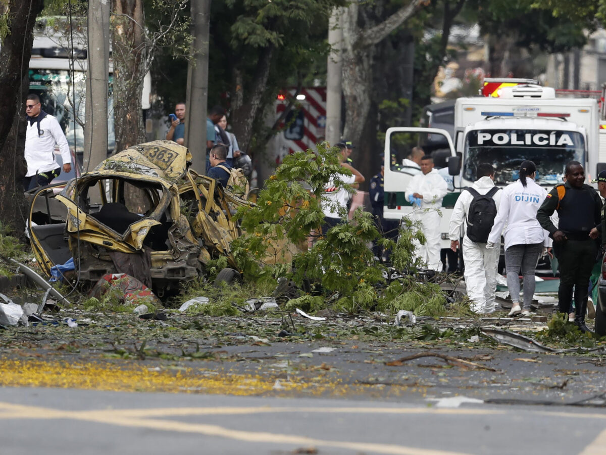 13 muertos en Colombia por dos ataques: un carro bomba en Cali y derribo de un helicóptero en Antioquia