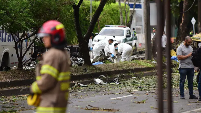 Qué se sabe del ataque contra una base militar y el derribo de un helicóptero de la policía que dejan al menos 19 muertos y decenas de heridos en Colombia