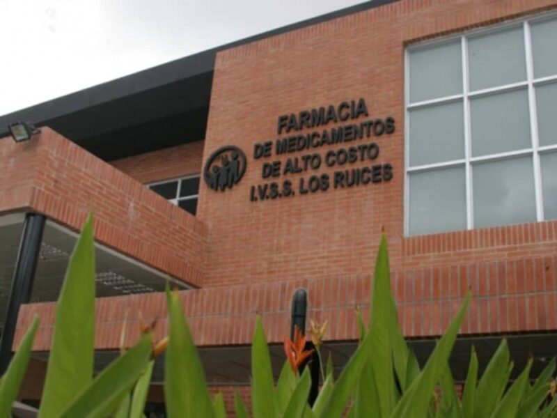 Pacientes crónicos siguen reportando escasez en farmacias de alto costo