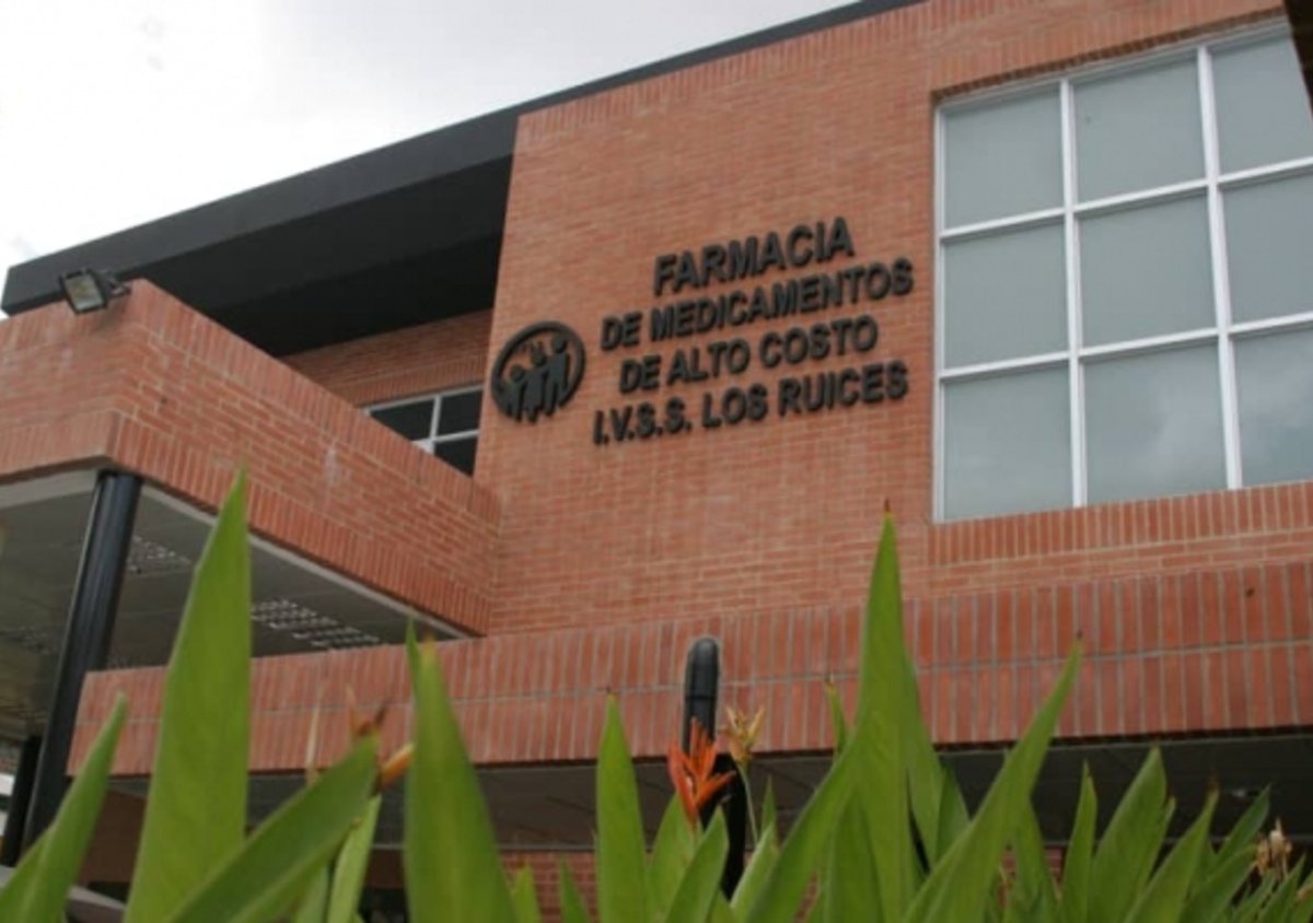 Pacientes crónicos siguen reportando escasez en farmacias de alto costo