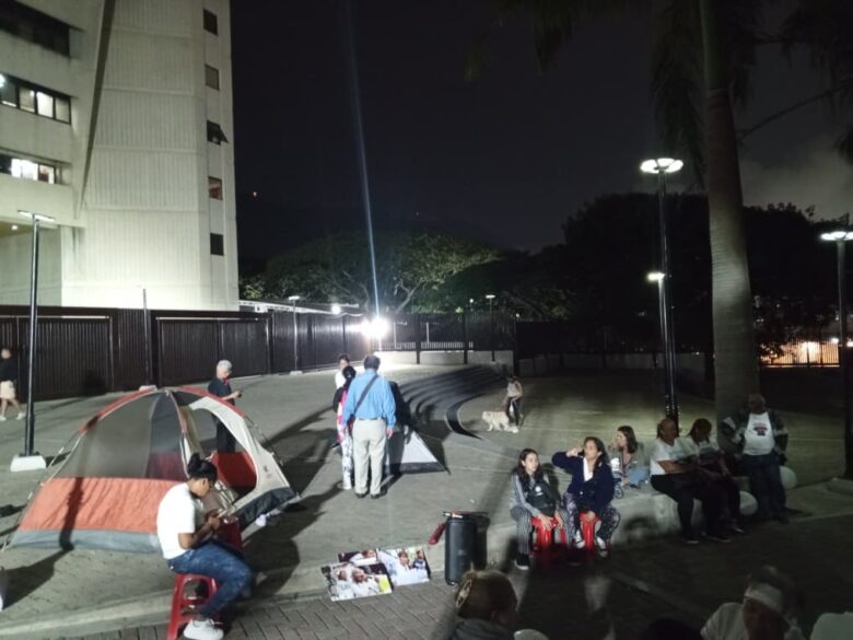 Agreden a madres que pedían liberación de sus hijos frente al TSJ