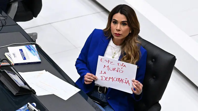 "Ha muerto la democracia": las reacciones a la polémica reforma en El Salvador que permitirá la reelección presidencial indefinida