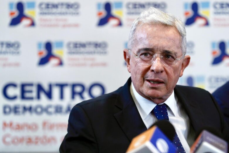 Condenan a 12 años de prisión domiciliaria a Álvaro Uribe