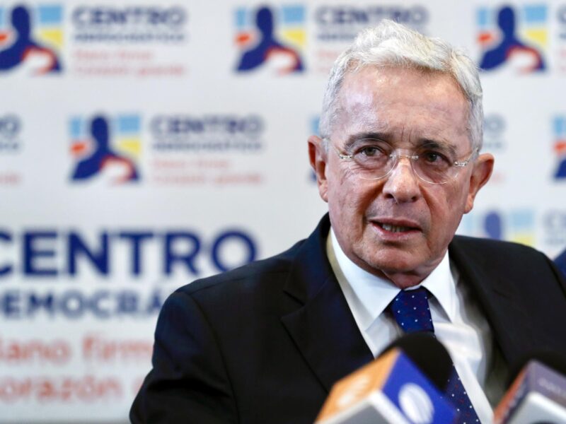 Condenan a 12 años de prisión domiciliaria a Álvaro Uribe