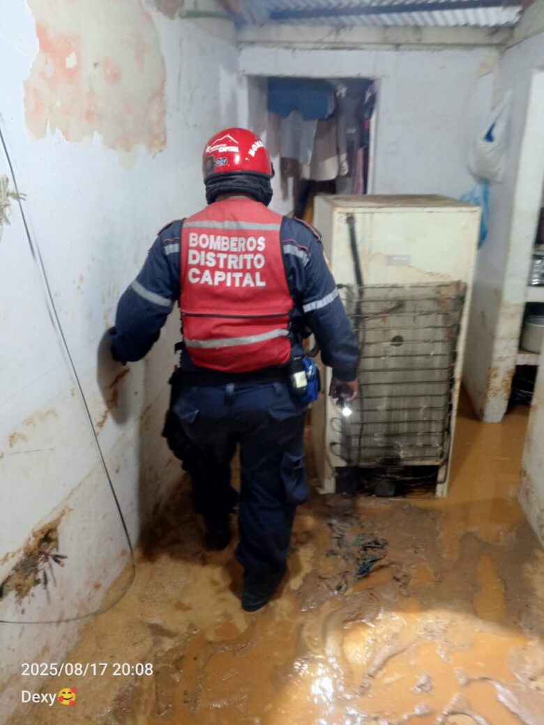 Lluvias dejan un fallecido, viviendas inundadas y carros afectados en Caracas