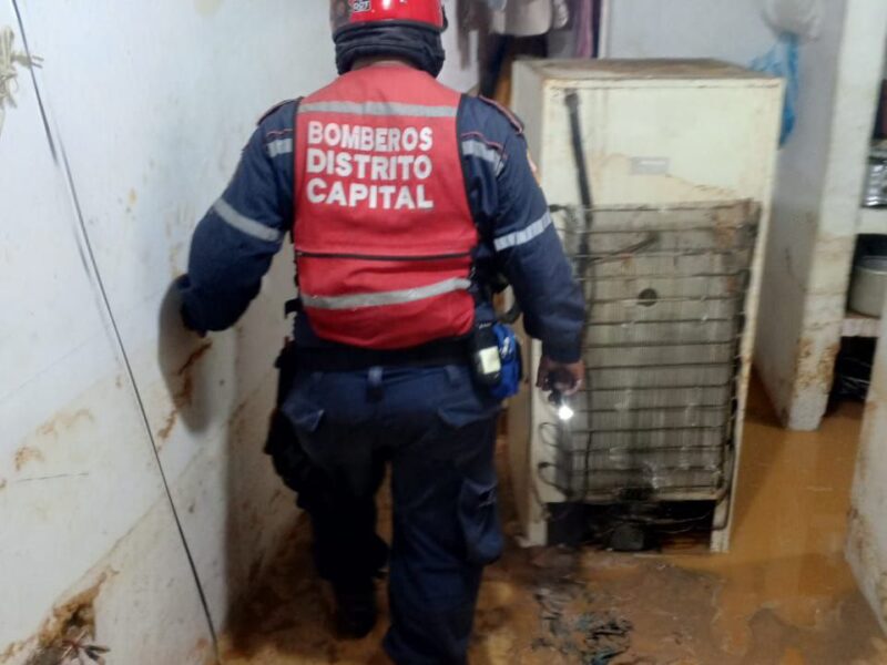 Lluvias dejan un fallecido, viviendas inundadas y carros afectados en Caracas
