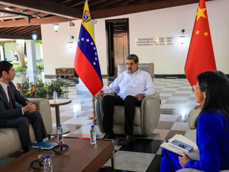 Maduro recibe a embajador de China tras rechazo de Pekín a despliegue militar de EEUU en el Caribe