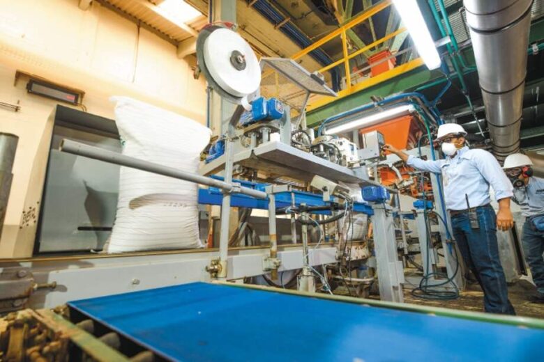 Venezuela y Colombia evalúan "hoja de ruta" para la venta de la petroquímica Monómeros