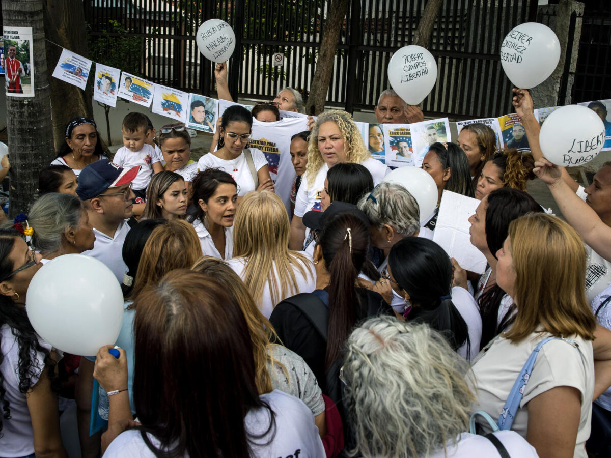 Familiares de presos políticos exigen al TSJ la revisión de sus casos