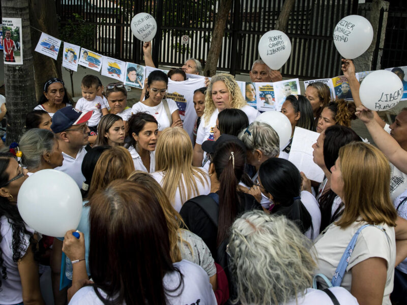 Familiares de presos políticos exigen al TSJ la revisión de sus casos